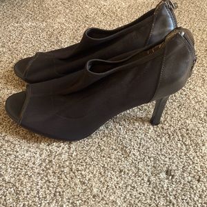Tahari black heels 4 inches worn once in house still new